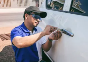 Car Locksmith in Golden Hills, CA